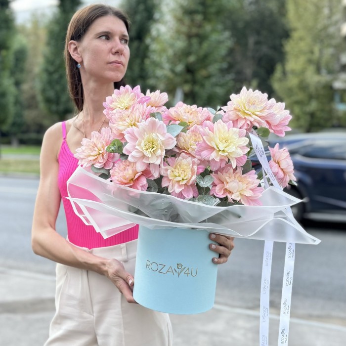 15 георгин Диана Мемори с эвкалиптом в коробке