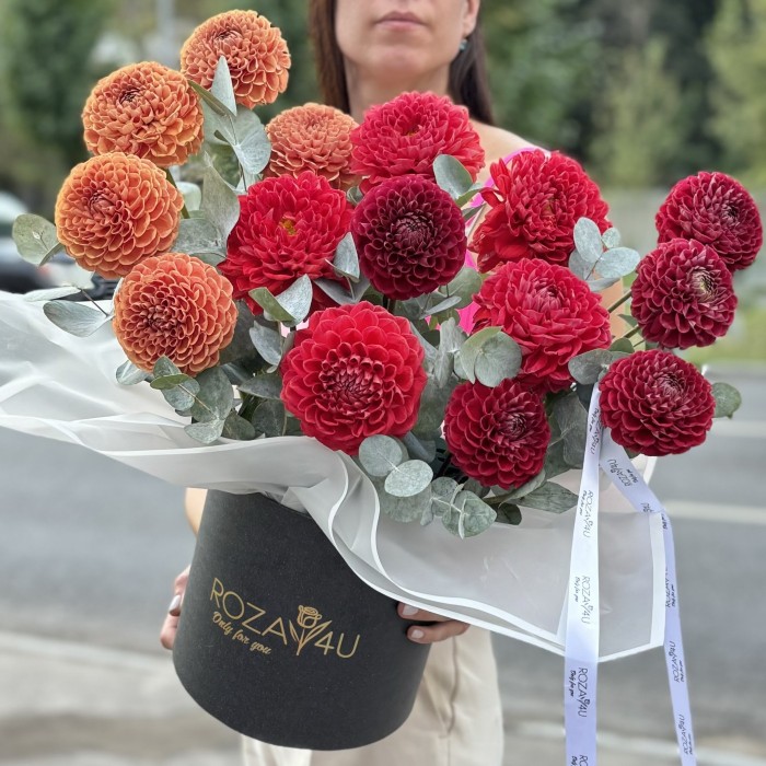 15 георгин Осенний микс с эвкалиптом в коробке