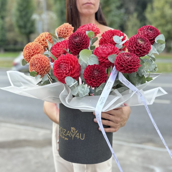 15 георгин Осенний микс с эвкалиптом в коробке