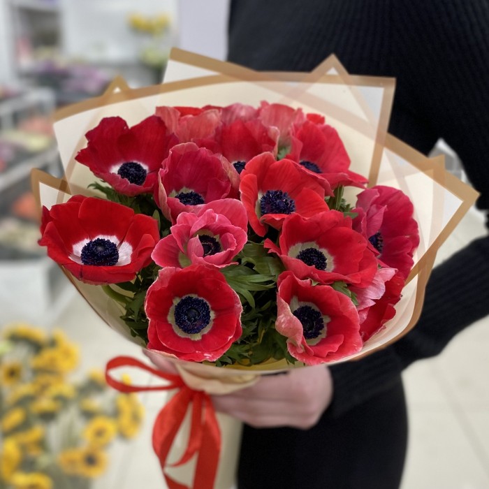 15 красных анемонов