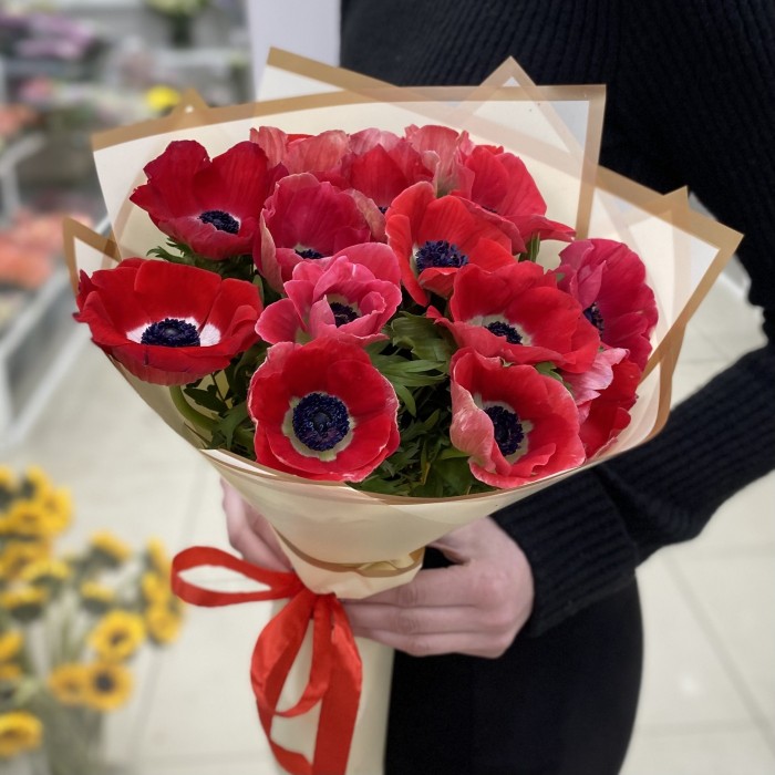 15 красных анемонов