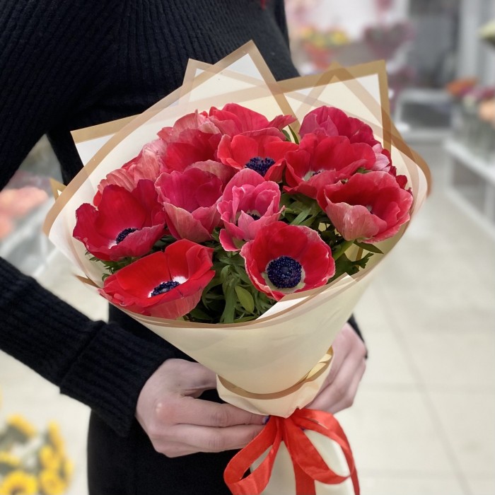 15 красных анемонов