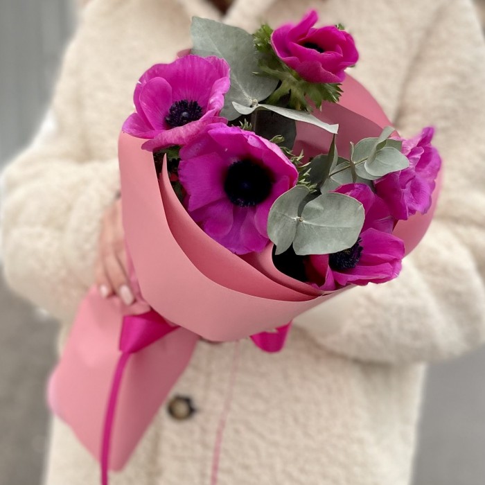 5 малиновых анемонов с эвкалиптом