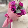 5 малиновых анемонов с эвкалиптом