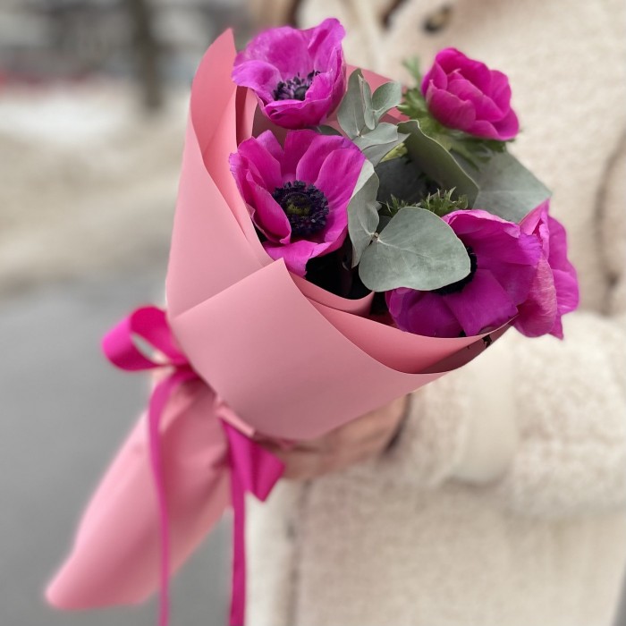5 малиновых анемонов с эвкалиптом