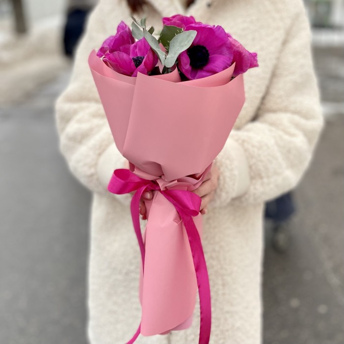 5 малиновых анемонов с эвкалиптом