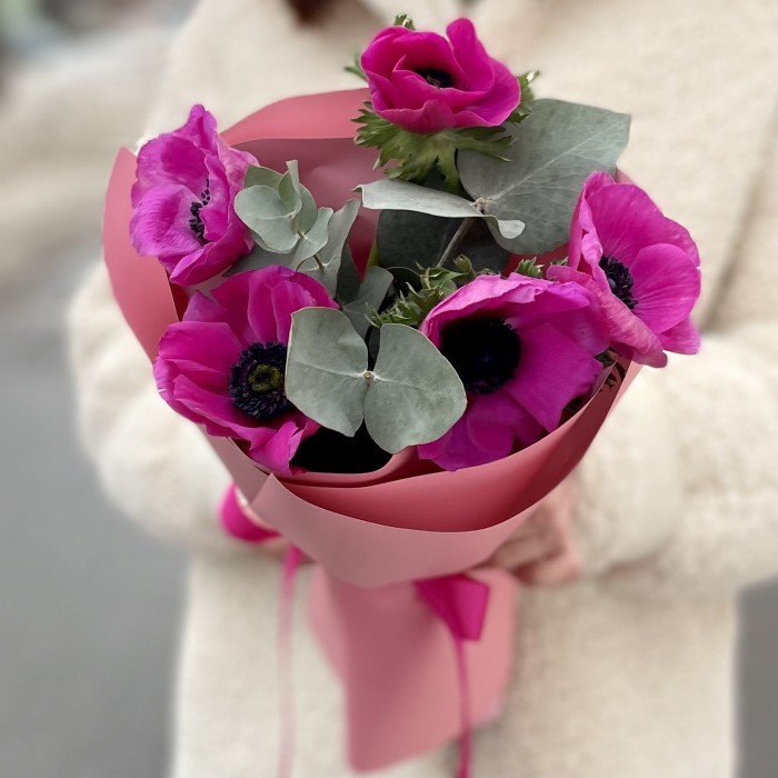 5 малиновых анемонов с эвкалиптом