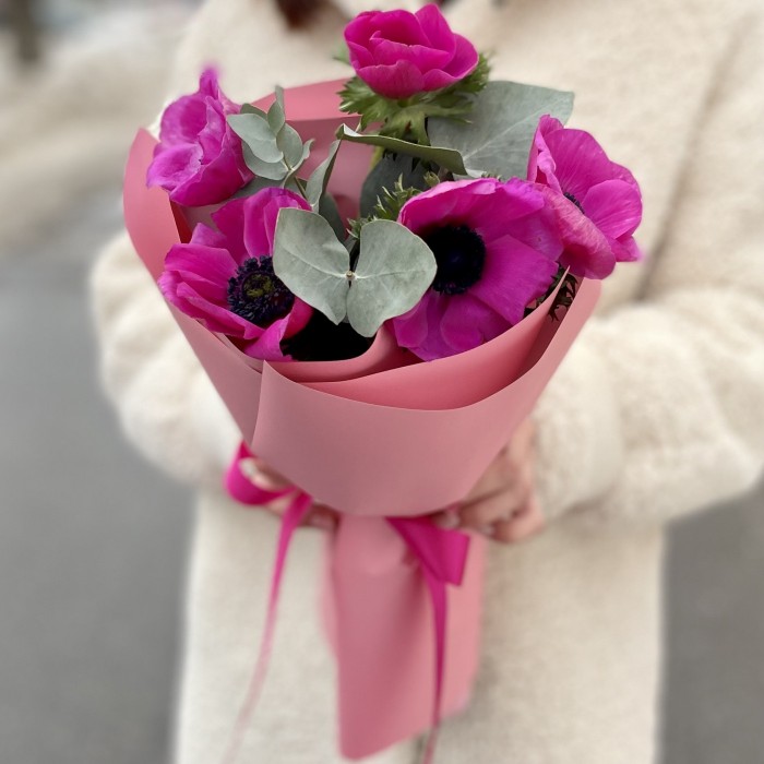 5 малиновых анемонов с эвкалиптом