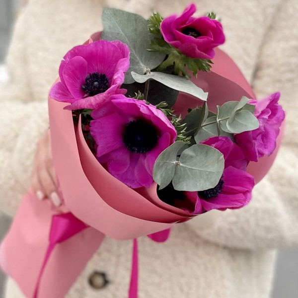 5 малиновых анемонов с эвкалиптом