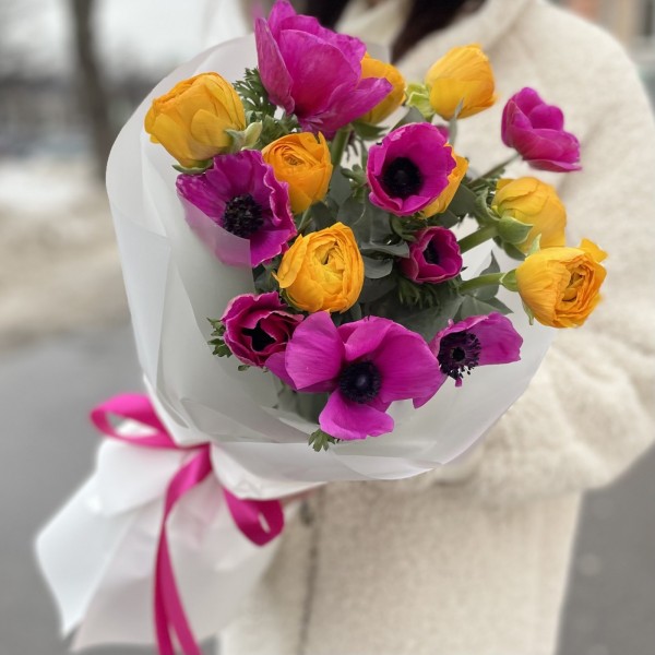 Яркий букет из анемонов и ранунклюса