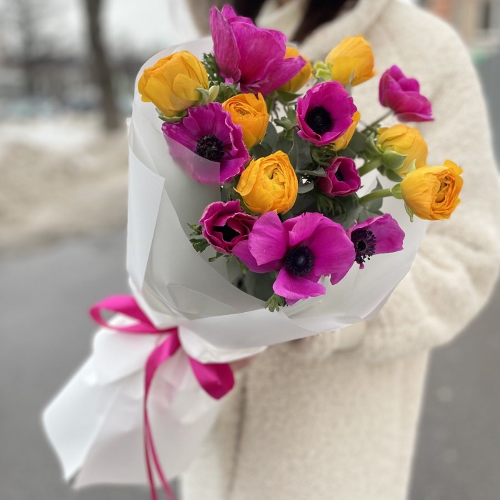 Яркий букет из анемонов и ранунклюса