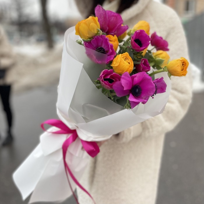 Яркий букет из анемонов и ранунклюса