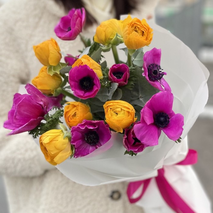 Яркий букет из анемонов и ранунклюса