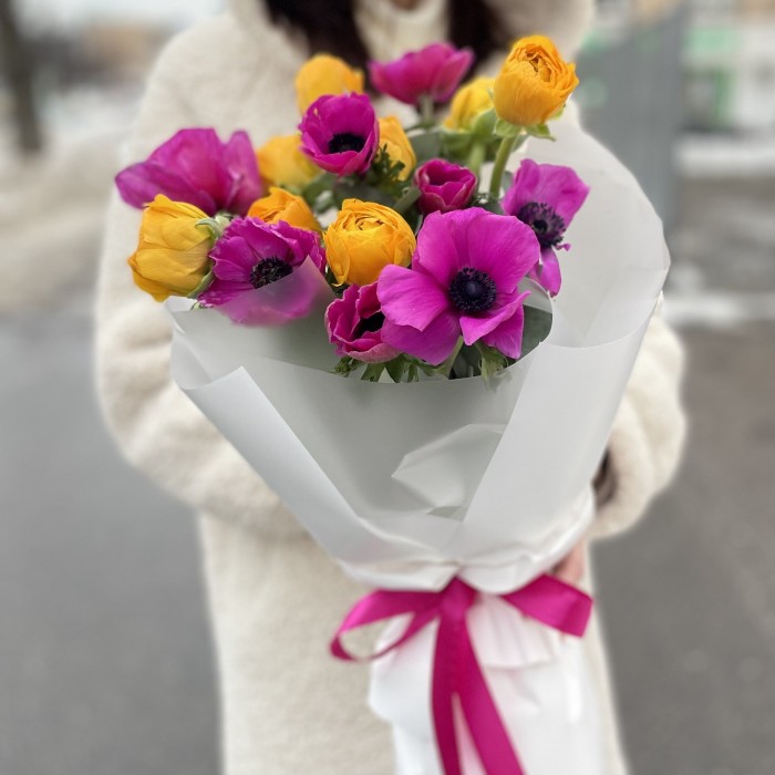 Яркий букет из анемонов и ранунклюса