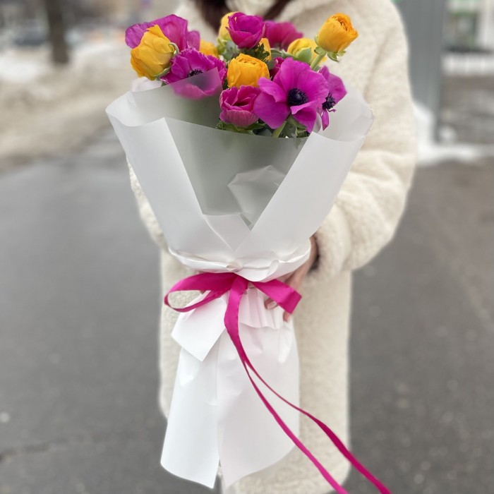 Яркий букет из анемонов и ранунклюса