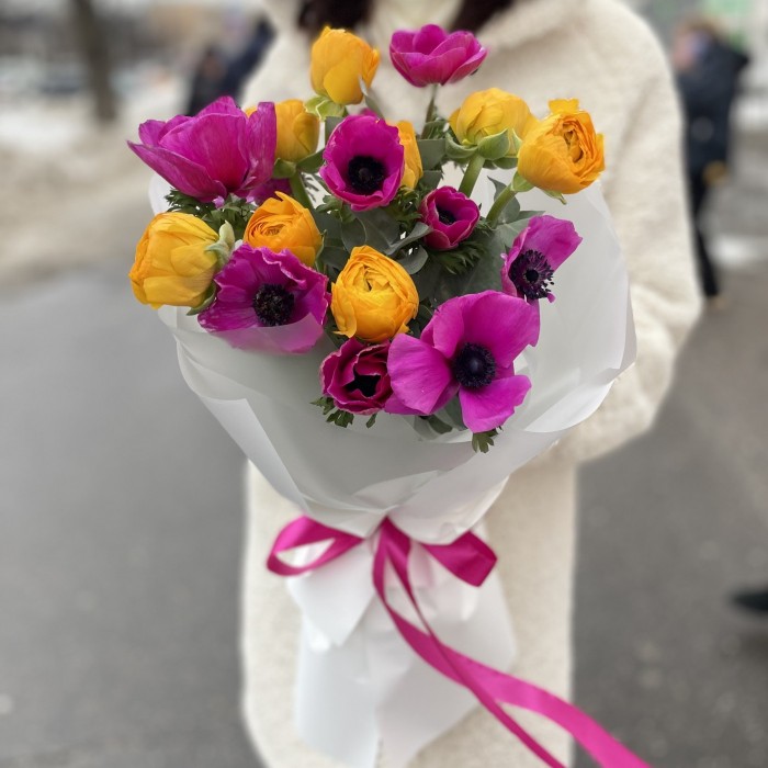 Яркий букет из анемонов и ранунклюса