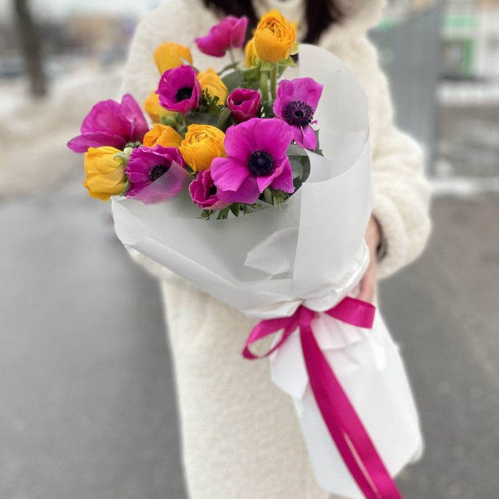 Яркий букет из анемонов и ранунклюса