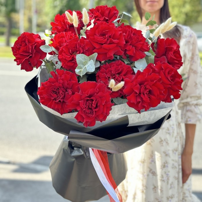 15 красных французских роз с эвкалиптом