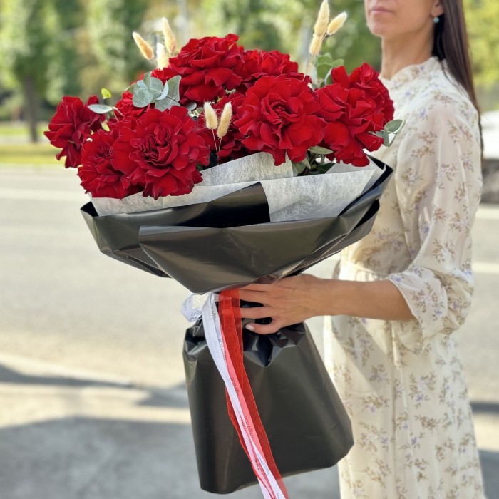 15 красных французских роз с эвкалиптом