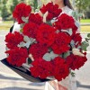 15 красных французских роз с эвкалиптом