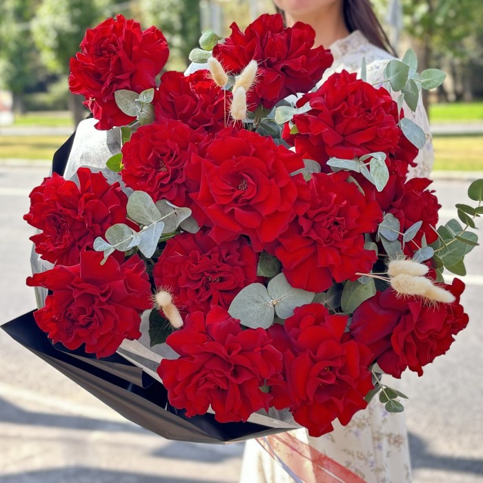 15 красных французских роз с эвкалиптом