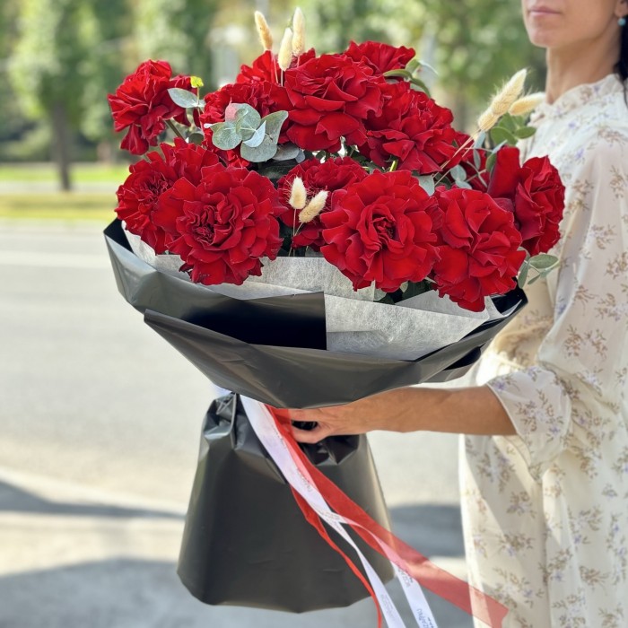 15 красных французских роз с эвкалиптом