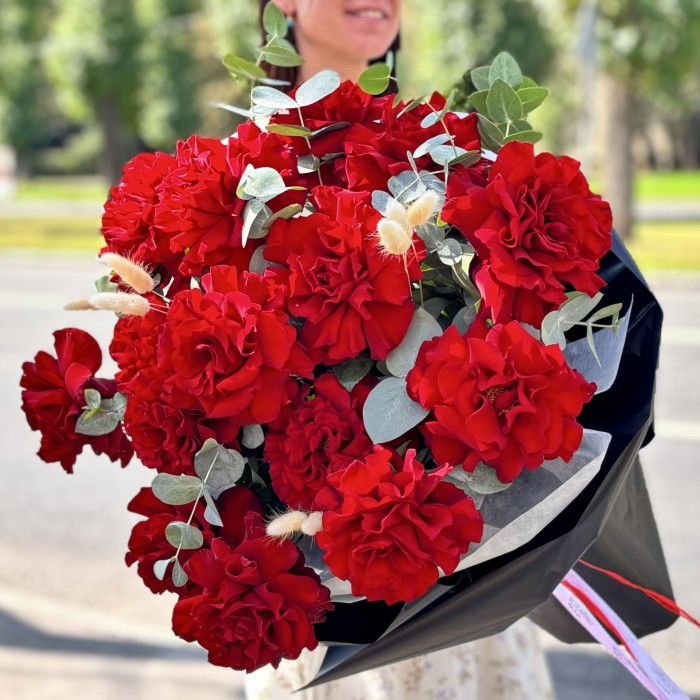 15 красных французских роз с эвкалиптом