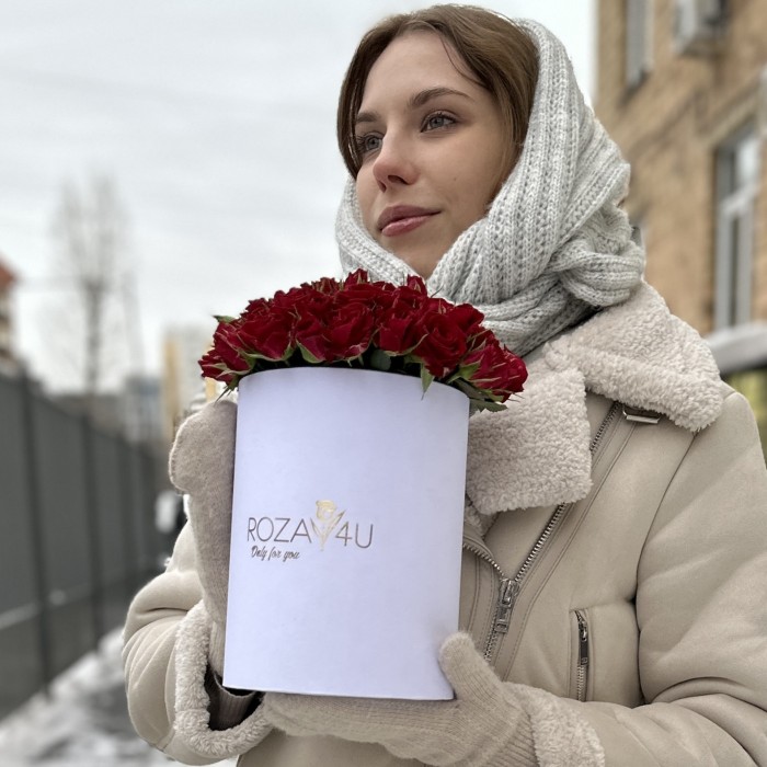 15 красных кустовых роз Рубикон в коробке