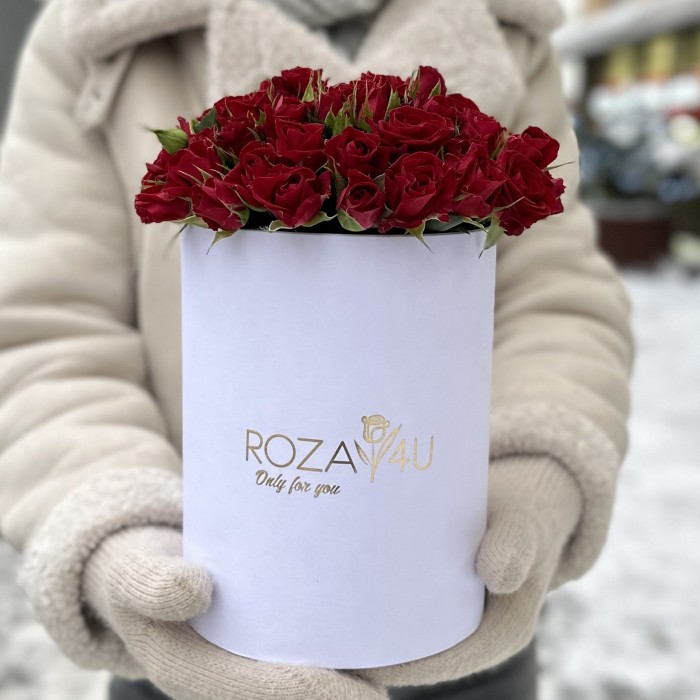 15 красных кустовых роз Рубикон в коробке