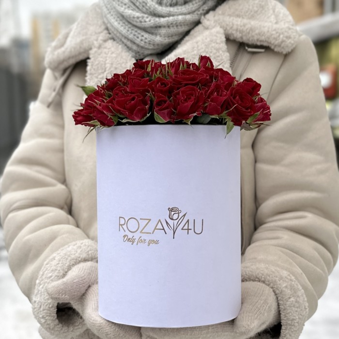 15 красных кустовых роз Рубикон в коробке