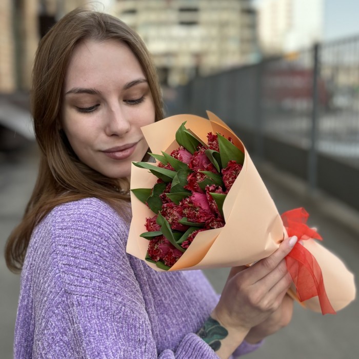 15 махровых красных тюльпанов Ля мур