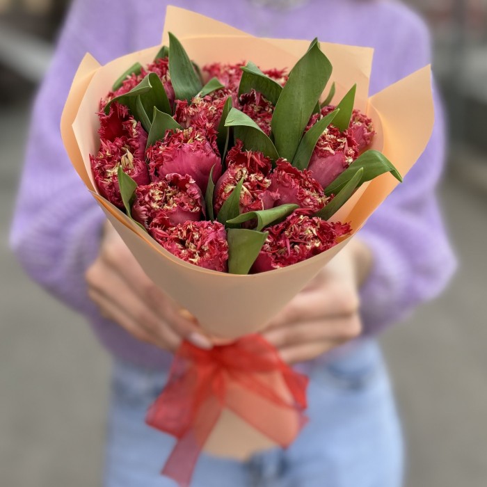 15 махровых красных тюльпанов Ля мур