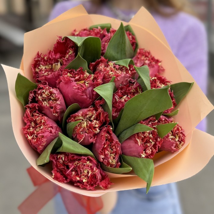 15 махровых красных тюльпанов Ля мур