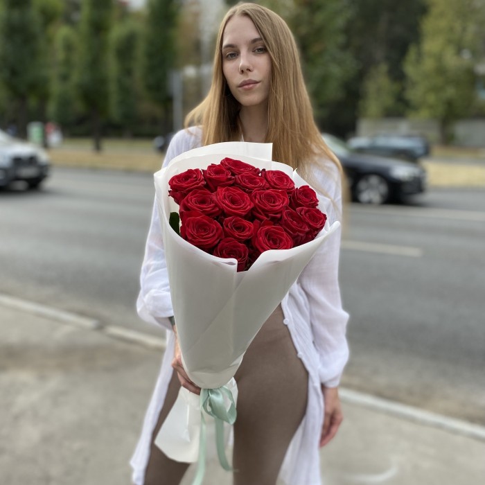 15 красных роз 70 см