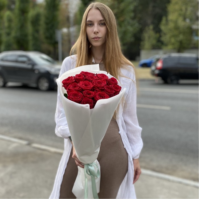 15 красных роз 70 см