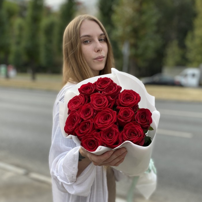 15 красных роз 70 см