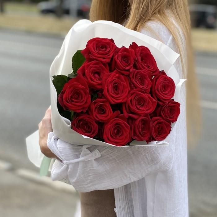 15 красных роз 70 см