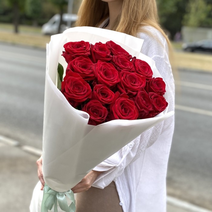 15 красных роз 70 см