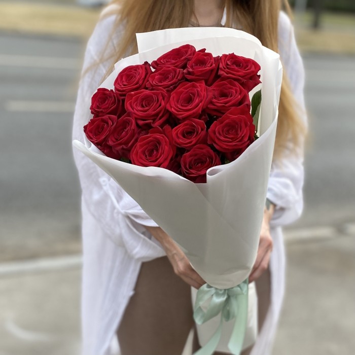 15 красных роз 70 см