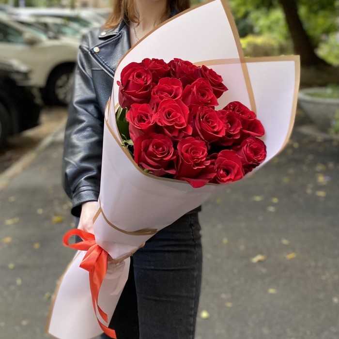 15 красных роз Эвер ред 80 см
