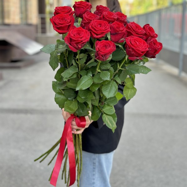 15 красных роз Ред Наоми 90 см