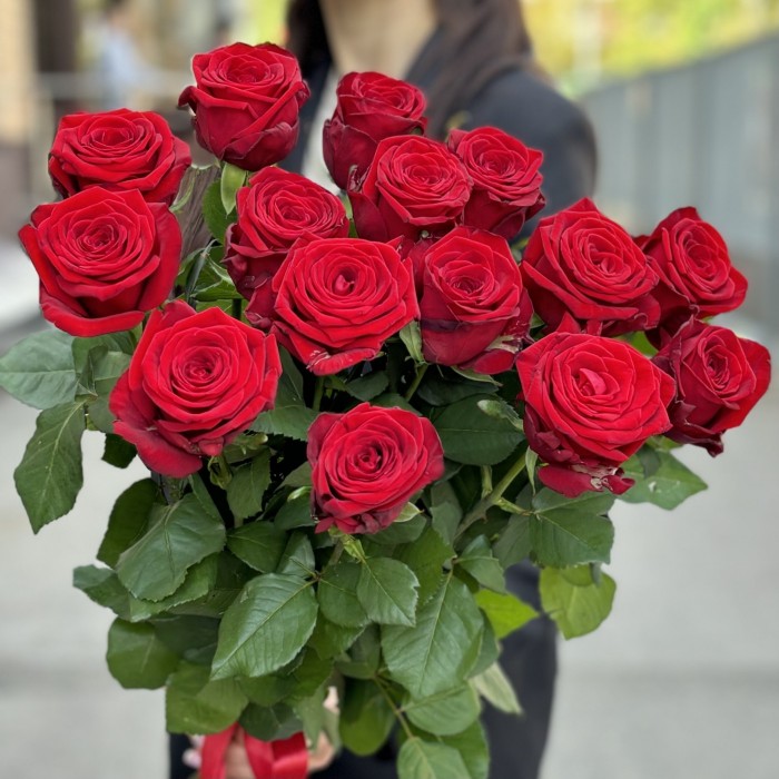 15 красных роз Ред Наоми 90 см