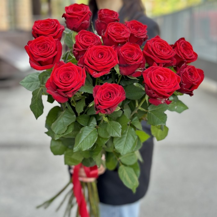 15 красных роз Ред Наоми 90 см