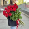 15 красных роз Ред Наоми 90 см