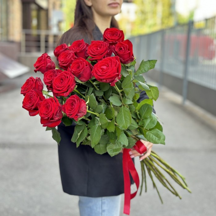 15 красных роз Ред Наоми 90 см