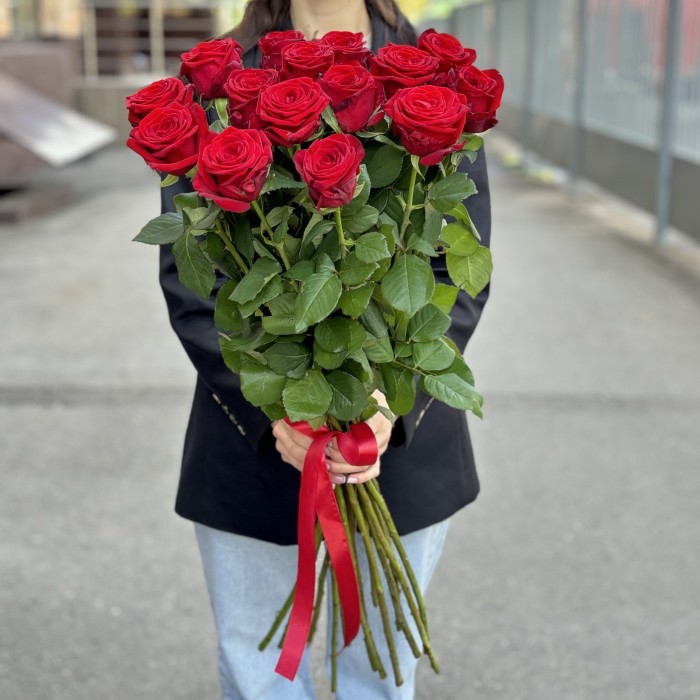 15 красных роз Ред Наоми 90 см