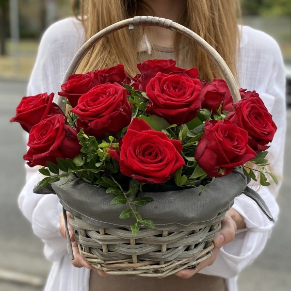 15 красных роз Ред Наоми в корзине