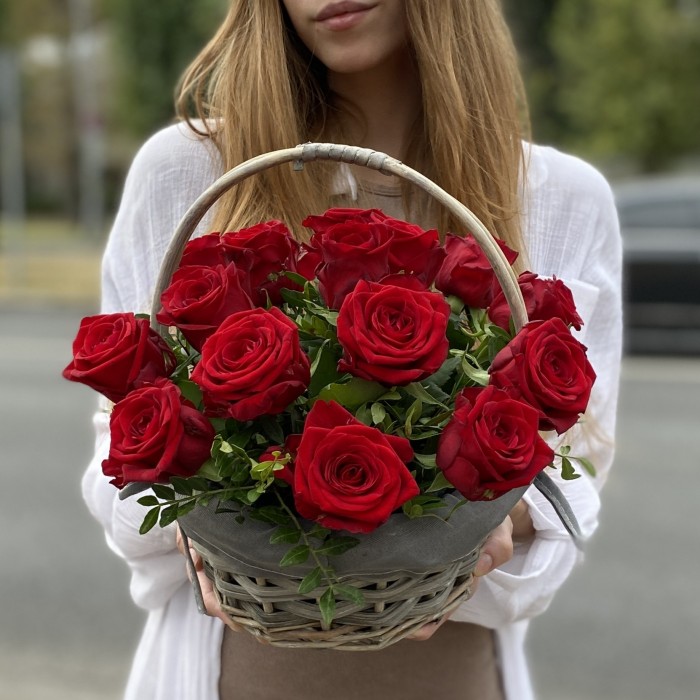 15 красных роз Ред Наоми в корзине