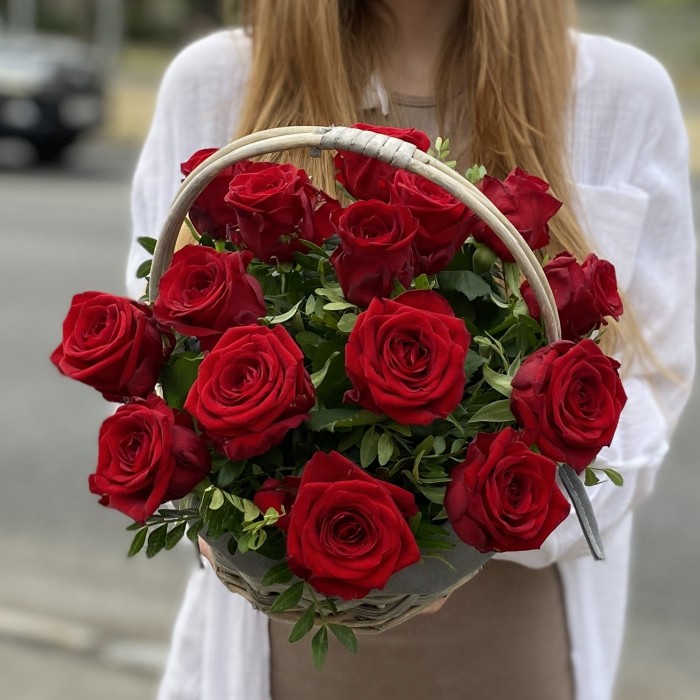 15 красных роз Ред Наоми в корзине