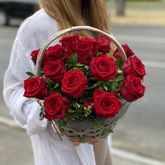 15 красных роз Ред Наоми в корзине